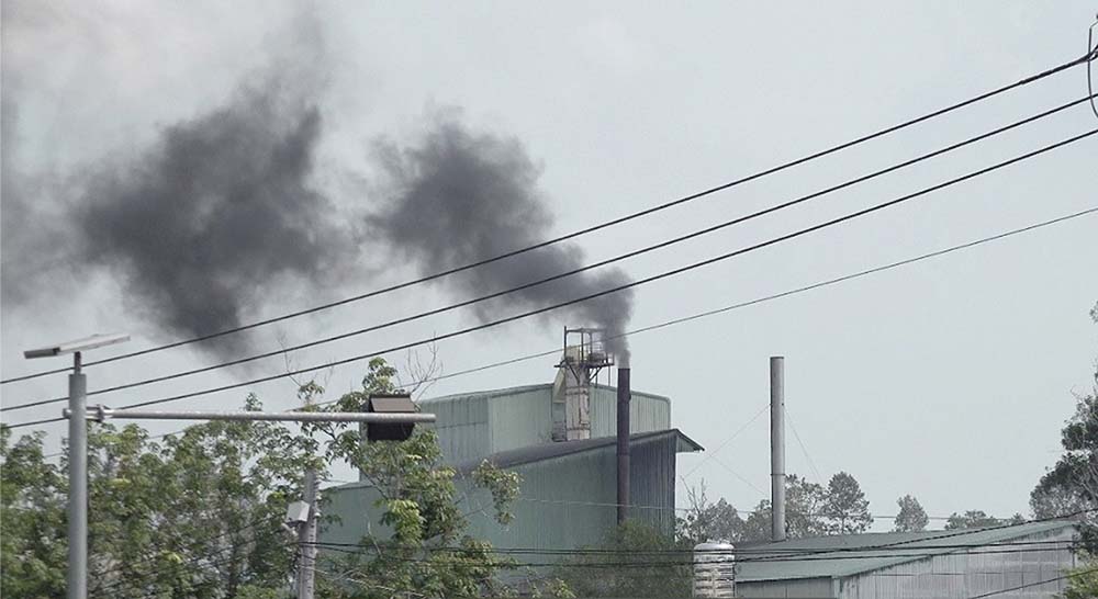 Một nhà máy tại KCN Minh Hưng - Hàn Quốc (tỉnh Bình Phước) xả khói đen không đạt tiêu chuẩn ra môi trường 
