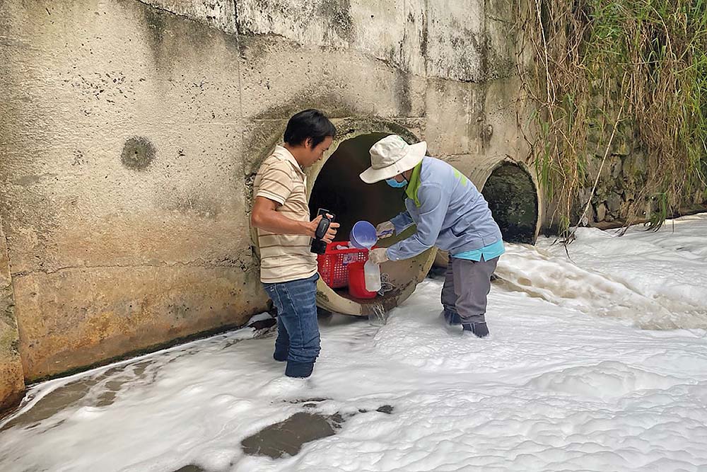 Cơ quan chức năng của tỉnh Bình Phước lấy mẫu nước thải sau xử lý của KCN Minh Hưng - Hàn Quốc (tỉnh Bình Phước) để kiểm tra, kết quả có 2 chỉ số không đạt	Ảnh: Văn Ssỹ  