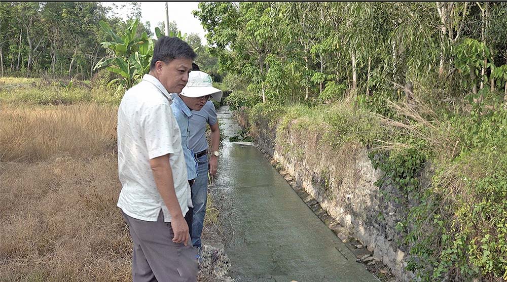 Cơ quan chức năng của tỉnh Bình Phước lấy mẫu nước thải sau xử lý của KCN Minh Hưng - Hàn Quốc (tỉnh Bình Phước) để kiểm tra, kết quả có 2 chỉ số không đạt Ảnh: Văn Ssỹ