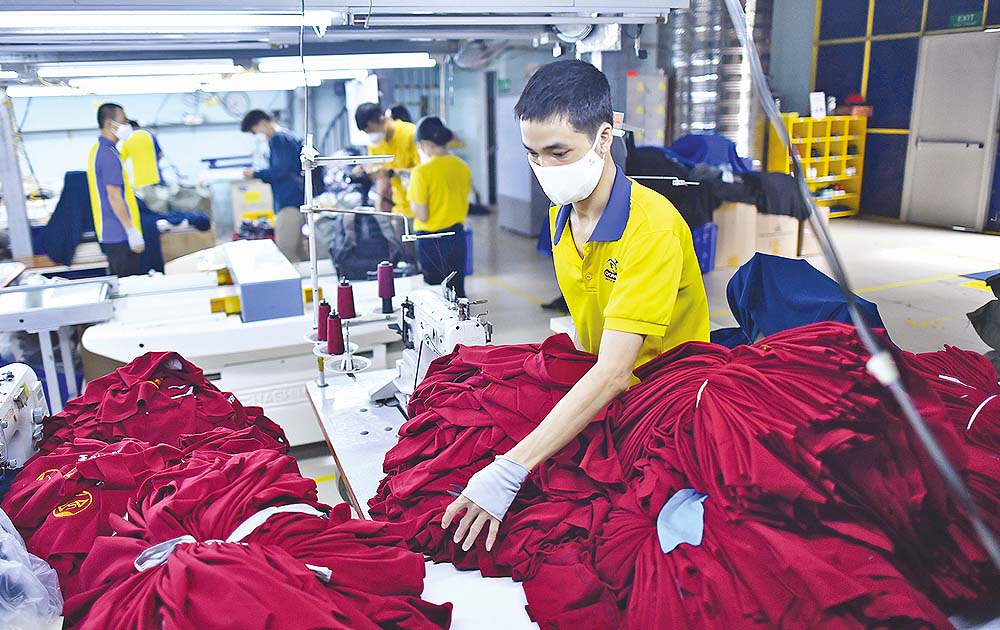 Cùng với việc chuẩn bị nguyên liệu, nhân lực, các doanh nghiệp dệt may đang theo dõi sát tình hình thị trường để chủ động xây dựng kế hoạch sản xuất, kinh doanh