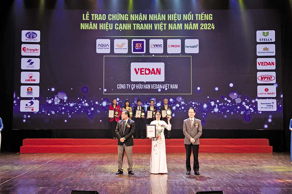 Bà Hà Thị Hòa Bình, đại diện Công ty Vedan Việt Nam nhận chứng nhận “Top 10 nhãn hiệu nổi tiếng tại Việt Nam”
