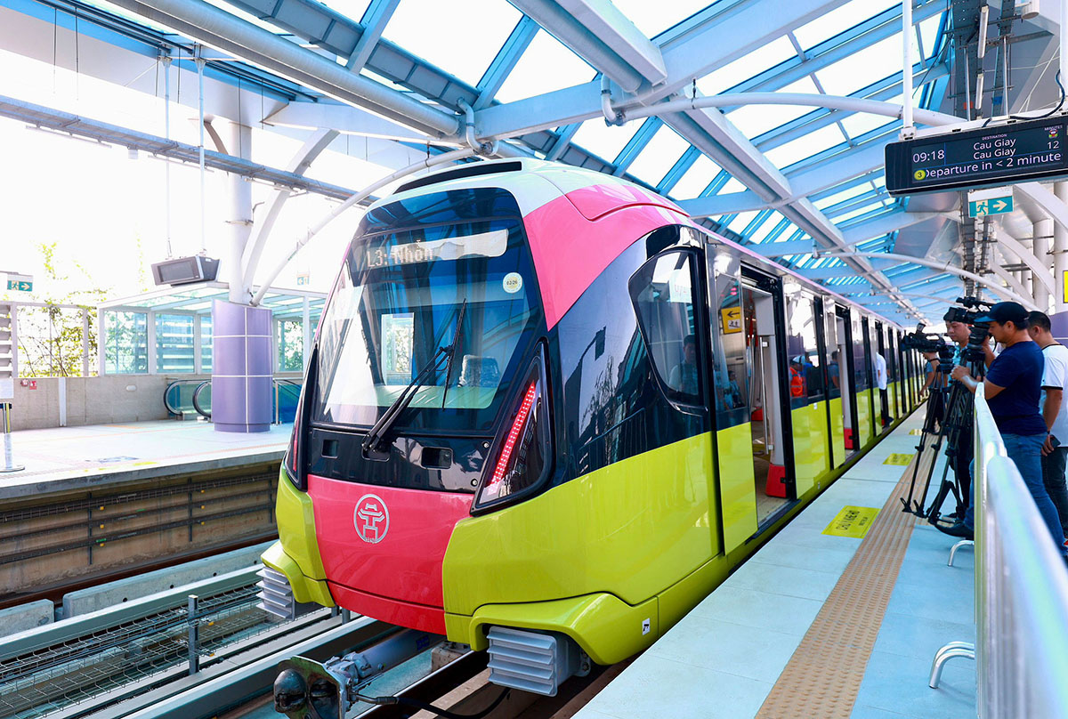 Đoàn tàu metro tại Ga S1 chuẩn bị xuất phát, đánh dấu sự kiện quan trọng trước khi vận hành thương mại.