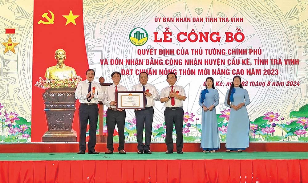 Lãnh đạo tỉnh Trà Vinh trao quyết định của Thủ tướng Chính phủ công nhận huyện Cầu Kè đạt chuẩn huyện nông thôn mới nâng cao