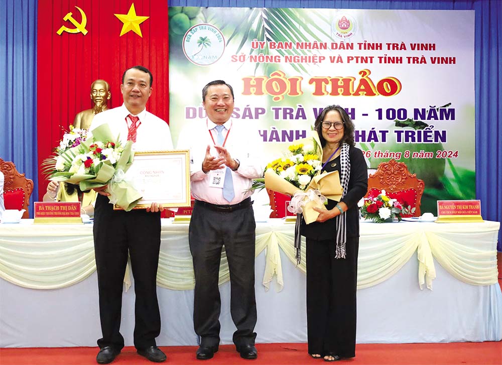 Lãnh đạo tỉnh Trà Vinh nhận Bằng công nhận cây dừa sáp được trồng tại Trà Vinh là Cây dừa Việt Nam