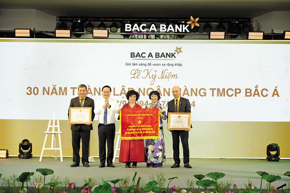 Ghi nhận thành tích của BAC A BANK trong 30 năm qua, ngân hàng Nhà nước Việt Nam đã trao tặng Bằng khen cho BAC A BANK và các tập thể, cá nhân đạt thành tích xuất sắc. UBND tỉnh Nghệ An cũng tặng Cờ Thi đua xuất sắc cho BAC A BANK và tặng Bằng khen cho tập thể và cá nhân trực thuộc BAC A BANK vì những thành tích xuất sắc trong sự nghiệp xây dựng và phát triển kinh tế tỉnh Nghệ An. Cũng tại Lễ kỷ niệm này, BAC A BANK phát động ủng hộ đồng bào khắc phục hậu quả sau bão Yagi, kêu gọi toàn hệ thống chung tay giúp đỡ người dân vùng bị thiệt hại nặng nề. Thông qua Ủy ban Mặt trận Tổ quốc tỉnh Nghệ An, BAC A BANK đã trao tặng 2 điểm trường và 50 căn nhà cho đồng bào vùng lũ bị thiệt hại bởi bão Yagi, giúp người dân sớm ổn định đời sống và phục hồi sản xuất - kinh doanh.