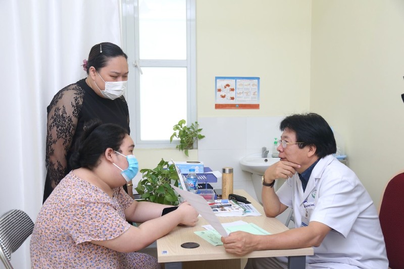 Các chuyên gia của Bệnh viện Hữu nghị Việt Đức đang tư vấn cho các bệnh nhân