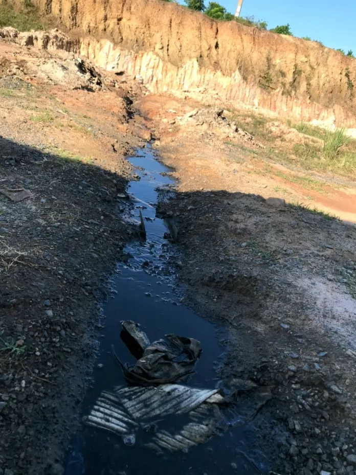  Nước thải của Nhà máy sản xuất ván ép Thăng Long chưa qua xử lý thải ra môi trường (Nguồn: Công an tỉnh Quảng Bình).