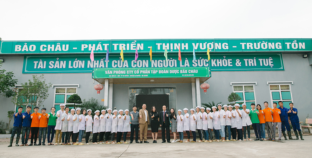 Ban lãnh đạo cùng các cán bộ nhân viên chụp ảnh tại nhà máy Tập đoàn Dược Bảo Châu (Nguồn: Tập đoàn Dược Bảo Châu).