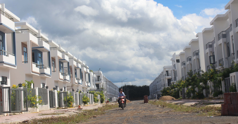 Nhiều dãy nhà trong KDC Tân Thịnh đã được hoàn thành, bán cho người dân.