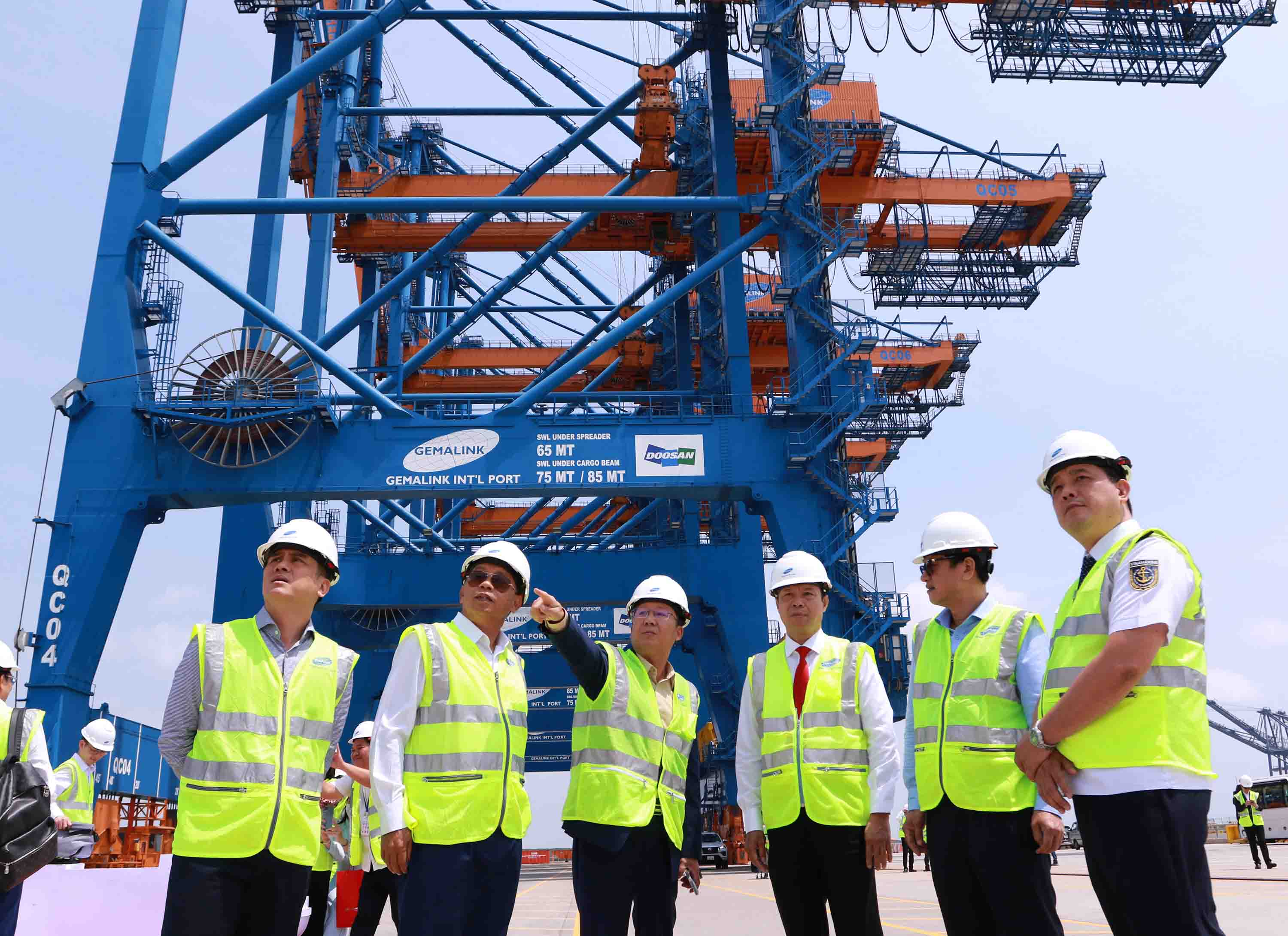 Ông Nguyễn Văn Thọ, Chủ tịch UBND tỉnh Bà Rịa-Vũng Tàu (người thứ 3, bên phải) nghe đại diện Cảng Quốc tế Gemalink giới thiệu về hệ thống cảng Gemalink (Ảnh: Lê Toàn).