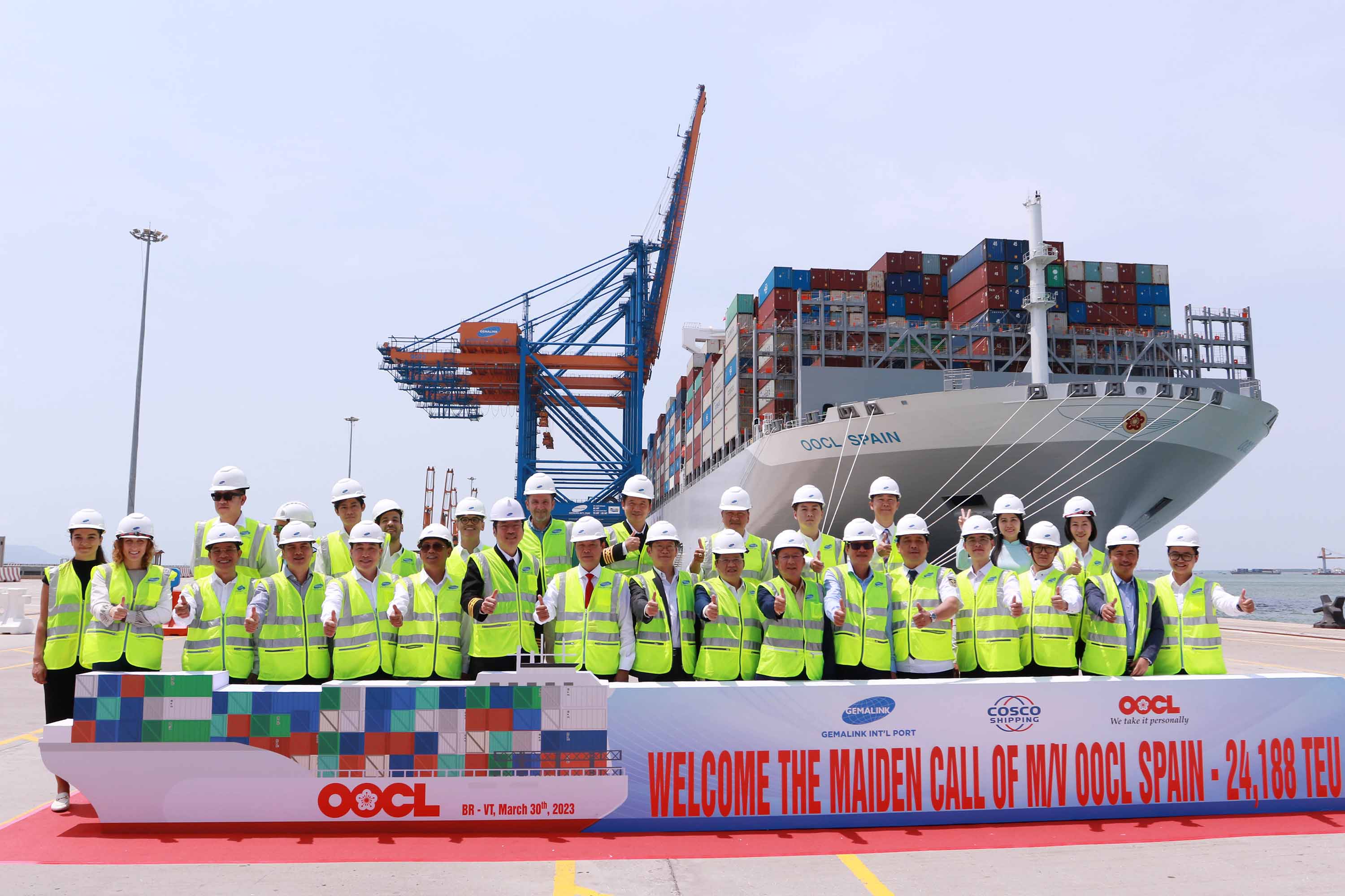 Khách VIP cùng ban lãnh đạo Gemalink chụp hình kỷ niệm cùng siêu tầu container lớn nhất thế giới (Ảnh: Lê Toàn).