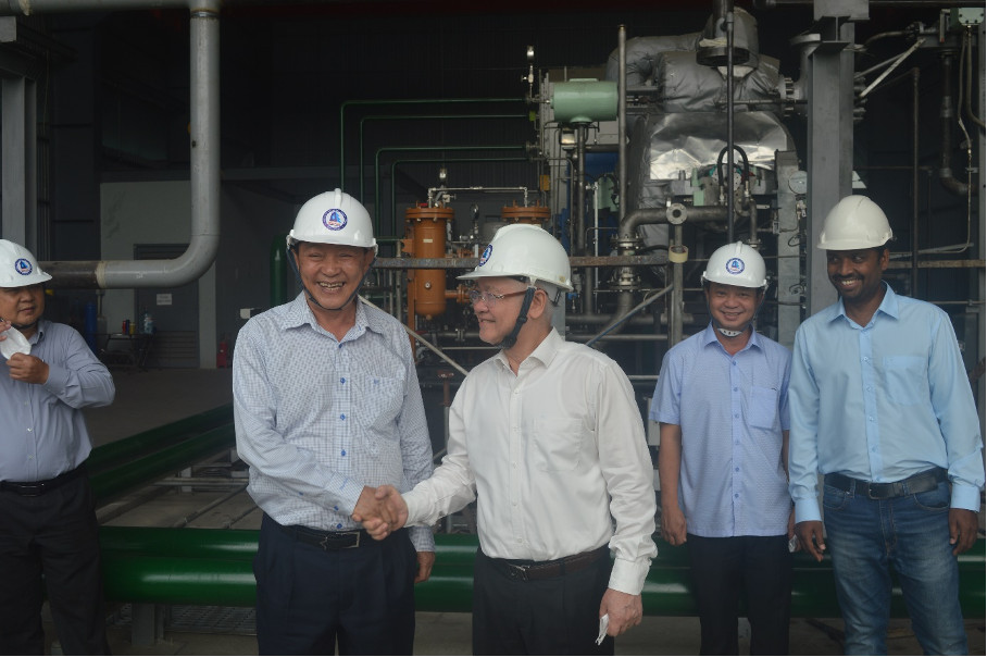 Bí thư Tỉnh uỷ Bình Dương Nguyễn Văn Lợi (thứ 3 từ phải sang) vui mừng khi thăm tổ hợp turbine phát điện từ lò đốt rác thải sinh hoạt do BIWASE thiết kế lắp đặt