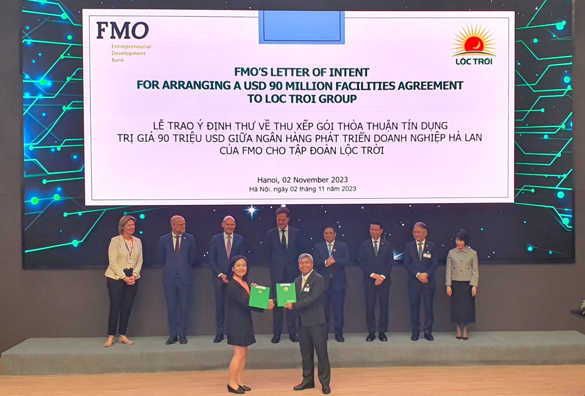 Đại diện FMO trao ý định thư về thu xếp gói thỏa thuận tín dụng trị giá 90 triệu USD cho ông Nguyễn Duy Thuận - Tổng Giám đốc Tập đoàn Lộc Trời