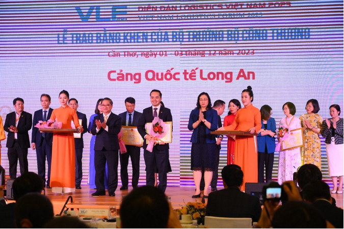Ông Võ Quốc Huy - Chủ tịch HĐQT Cảng Quốc tế Long An (bìa trái) cùng các tập thể, cá nhân nhận Bằng khen của Bộ Công thương tại VLF 2023.