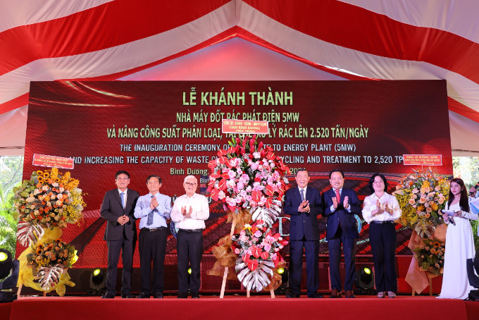 Lãnh đạo tỉnh Bình Dương tặng lẵng hoa của Tỉnh ủy - HĐND - UBND - Ủy ban MTTQ Việt Nam tỉnh chúc mừng buổi lễ​ (Ảnh: Lê Toàn)