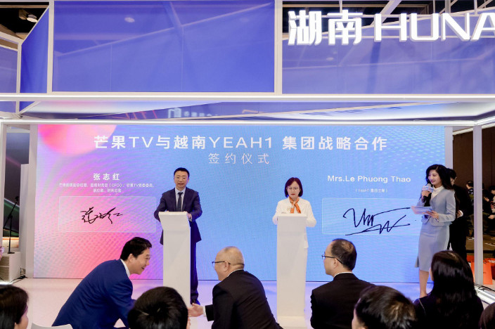 Bà Lê Phương Thảo và ông Trương Chí Hồng tại buổi lễ ký kết hợp tác chiến lược giữa YeaH1 và MangoTV