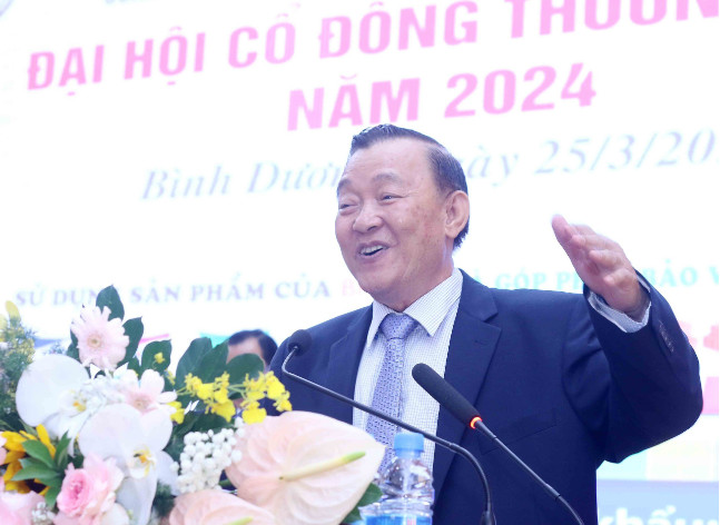 Chủ tịch Nguyễn Văn Thiền trả lời toàn bộ câu hỏi của cổ đông tại ĐHĐCĐ thường niên năm 2024. Ảnh Lê Toàn