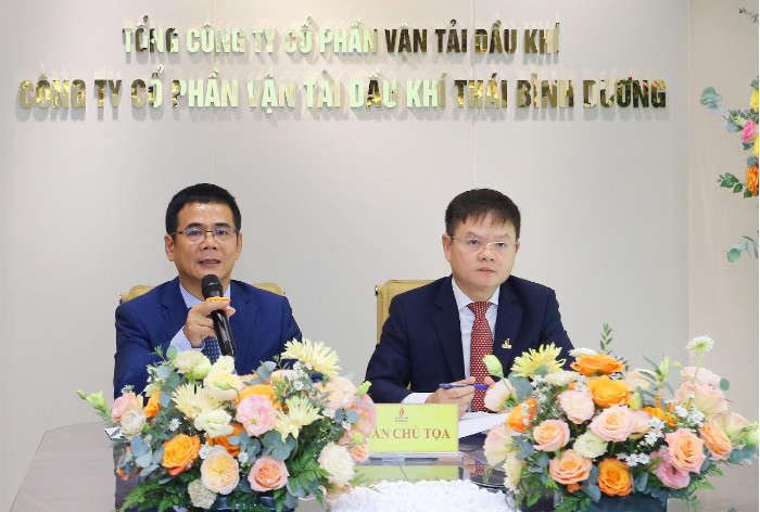 Chủ tịch Lê Mạnh Tuấn trả lời câu hỏi của cổ đông (Người bên trái)