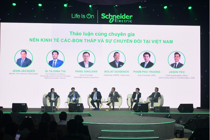 Các diễn giả thảo luận tại Hội nghị Thượng đỉnh Đổi mới Sáng tạo năm 2024 (Innovation Summit Vietnam 2024)
