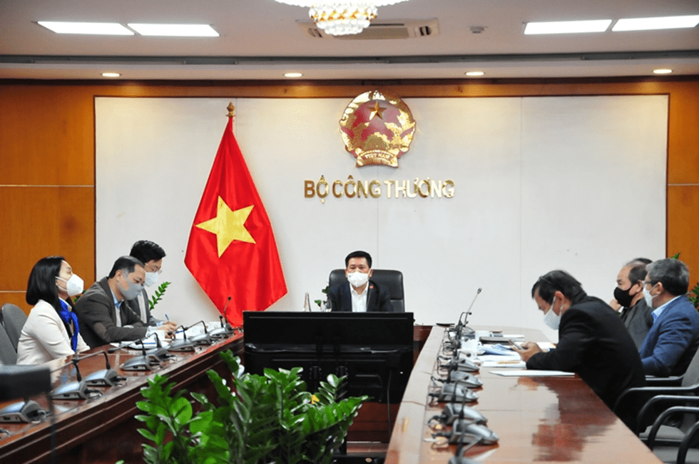 Bộ trưởng Nguyễn Hồng Diên yêu cầu các DN nhập khẩu đủ xăng dầu cho thị trường nội địa.