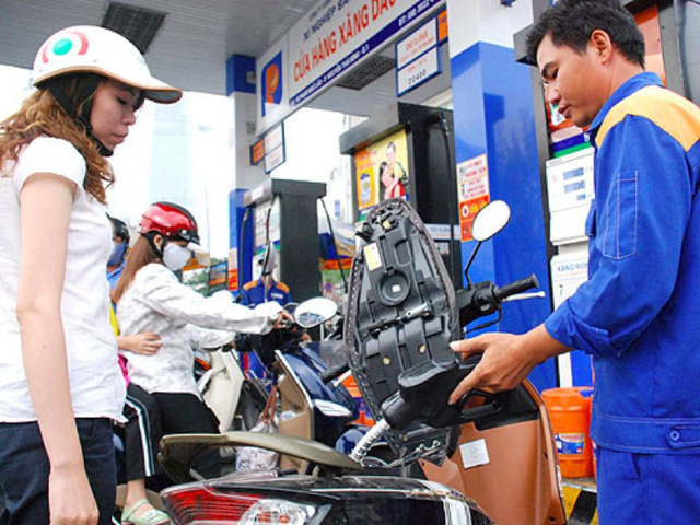Từ 15h 1/6, giá xăng dầu đồng loạt tăng mạnh theo đà tăng của giá dầu thế giới.