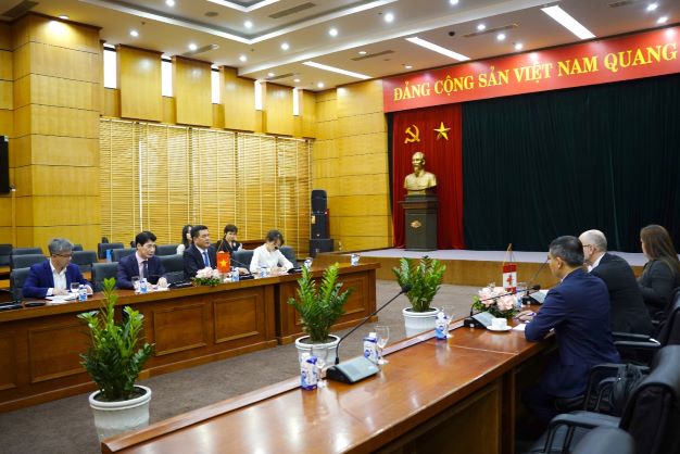 Bộ trưởng Nguyễn Hồng Diên tiếp xã giao tân đại sứ Canada tại Việt Nam.