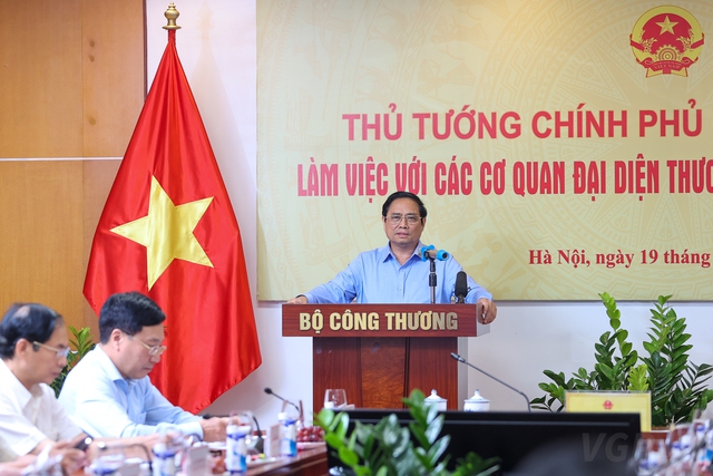 Thủ tướng Phạm Minh Chính làm việc với hệ thống thương vụ Việt Nam tại nước ngoài (Ảnh: VGP).