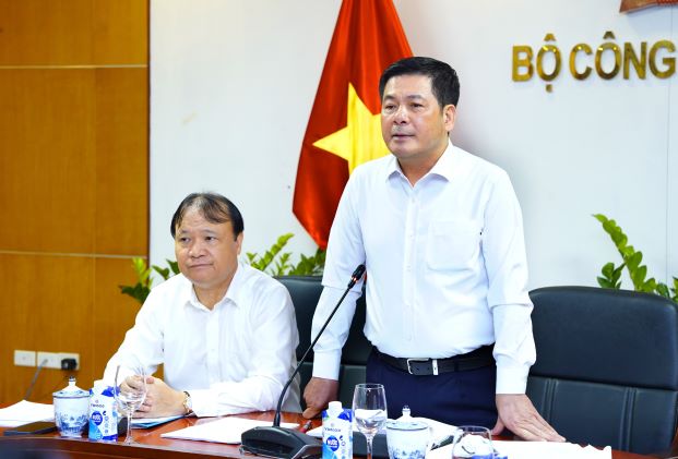 Bộ trưởng Bộ Công thương Nguyễn Hồng Diên đã trực tiếp chủ trì cuộc họp với các doanh nghiệp đầu mối liên quan đến vấn đề xăng dầu