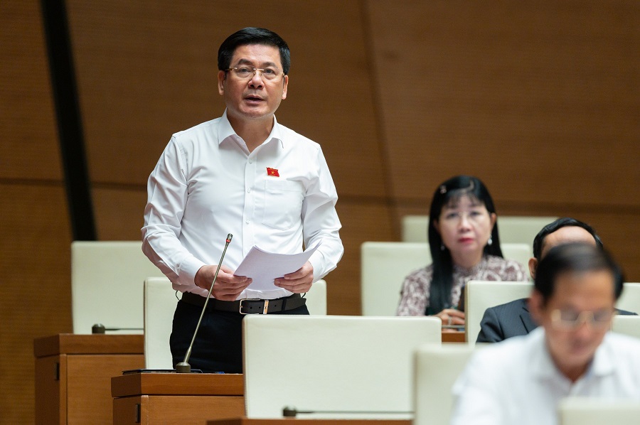 Bộ trưởng Nguyễn Hồng Diên làm rõ một số vấn đề đại biểu Quốc hội quan tâm về xăng dầu tại phiên thảo luận tại Hội trường sáng 28/10.