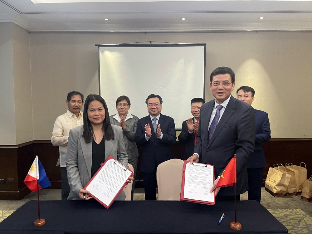 Chủ tịch Vicem, Bùi Xuân Dũng ký thỏa thuận hợp tác thúc đẩy kinh doanh xuất khẩu xi măng với đối tác Philippines.