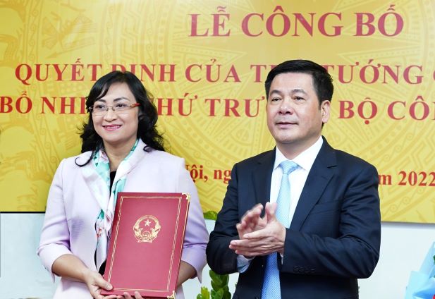 Bộ trưởng Nguyễn Hồng Diên trao Quyết định bổ nhiệm cho đồng chí Thứ trưởng Phan Thị Thắng