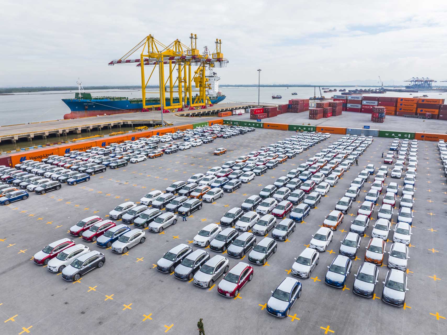 Thặng dư thương mại Việt Nam với khu vực châu Mỹ lần đầu cán mốc 100 tỷ USD (Ảnh: 999 xe VinFast xuất khẩu đi Mỹ trong năm 2022).