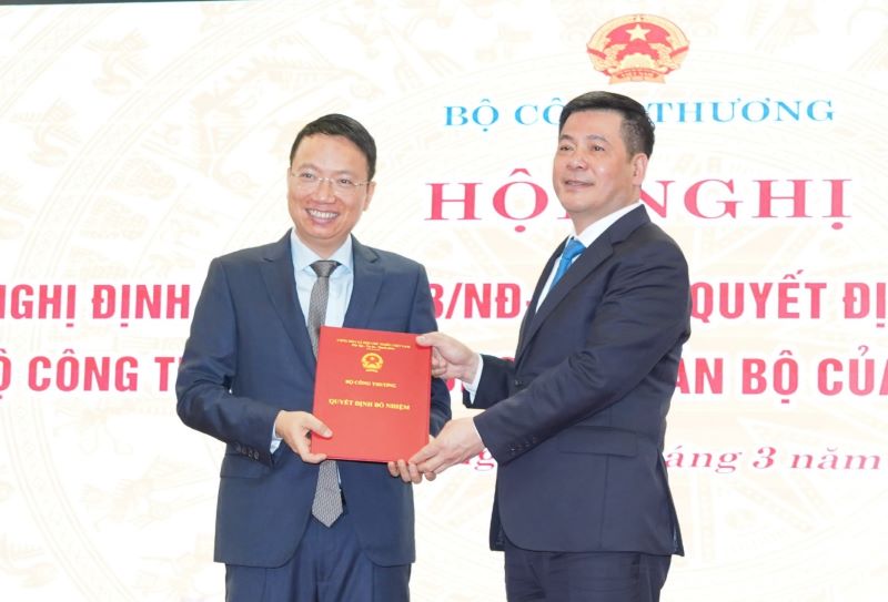 Ông Lê Triệu Dũng nhận Quyết định từ Bộ trưởng Nguyễn Hồng Diên.