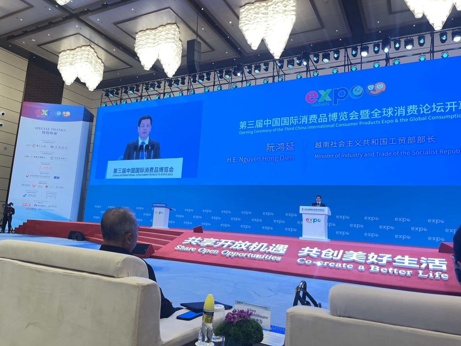 Bộ trưởng Nguyễn Hồng Diên tham dự Lễ khai mạc Hội chợ hàng tiêu dùng quốc tế Hải Nam, Trung Quốc
