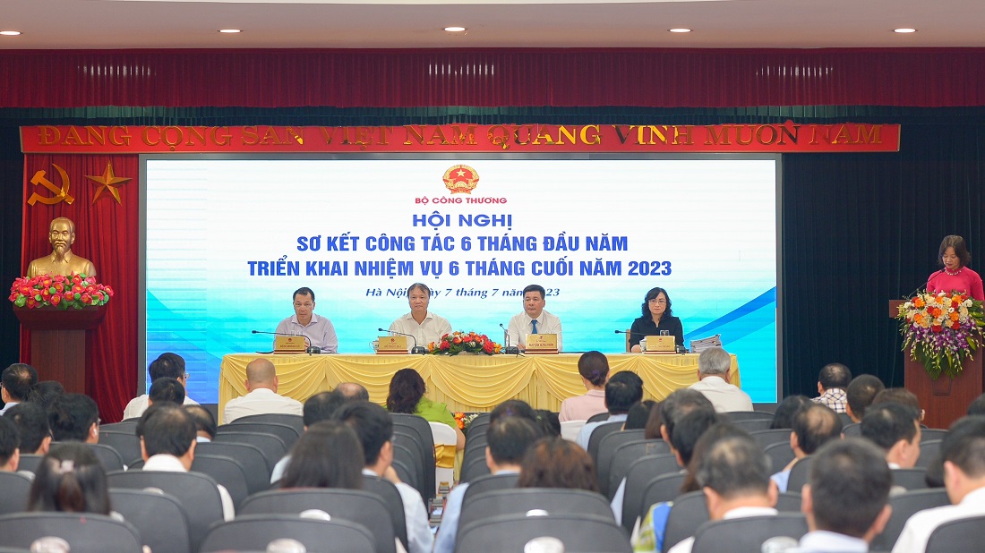 6 tháng 2023, xuất khẩu hàng hóa của Việt Nam giảm 12,1& so với cùng kỳ, giảm sâu hơn so với 1 số nước trong khu vực.