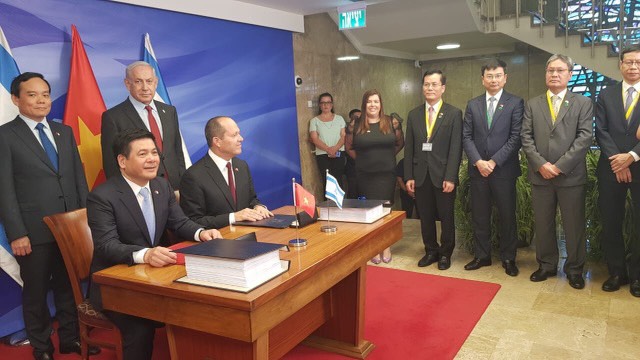 Bộ trưởng Bộ Công thương Việt Nam Nguyễn Hồng Diên cùng Bộ trưởng Bộ kinh tế và Công nghiệp Israel Nir Barkat 