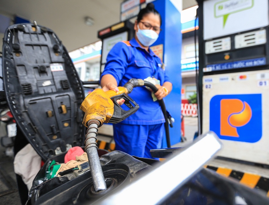 Giá bán lẻ xăng dầu được điều chỉnh tăng lần thứ 6 liên tiếp, từ 15 giờ chiều nay.