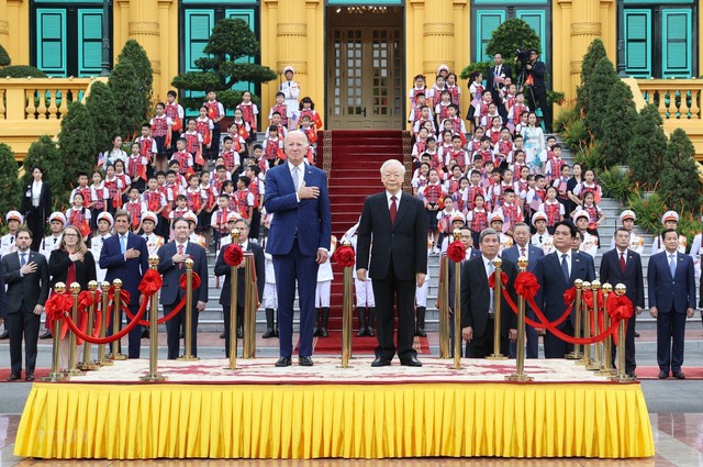 Lễ đón chính thức Tổng thống Hoa Kỳ Joe Biden được tổ chức trọng thể tại Phủ Chủ tịch theo nghi thức cao nhất dành cho nguyên thủ quốc gia. Tổng Bí thư Nguyễn Phú Trọng chủ trì Lễ đón.