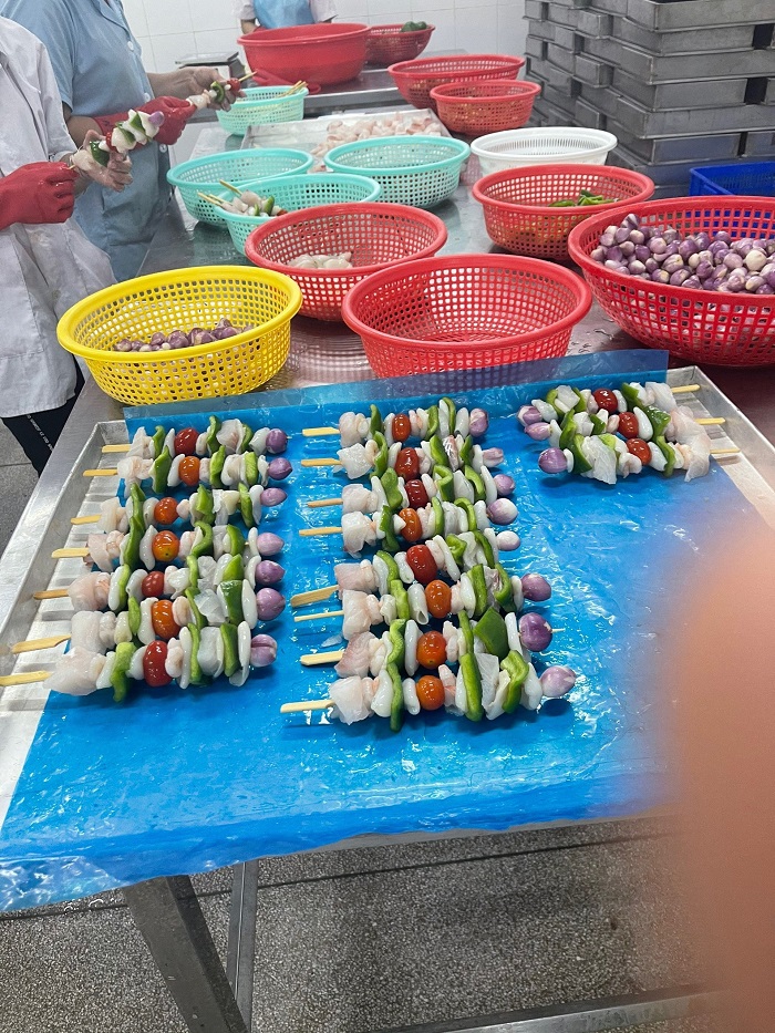 Chế biến thủy sản xuất khẩu tại Công ty TNHH Thương mại Thủy sản Thịnh Phú.