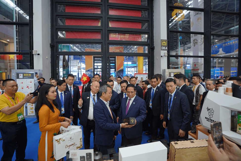 Thủ tướng Phạm Minh Chính đi thăm gian hàng Việt Nam tại Hội chợ CAEXPO