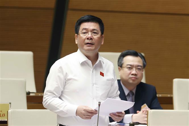 Bộ trưởng Bộ Công Thương Nguyễn Hồng Diên trả lời chất vấn, sáng 7/11. Ảnh: TTXVN.
