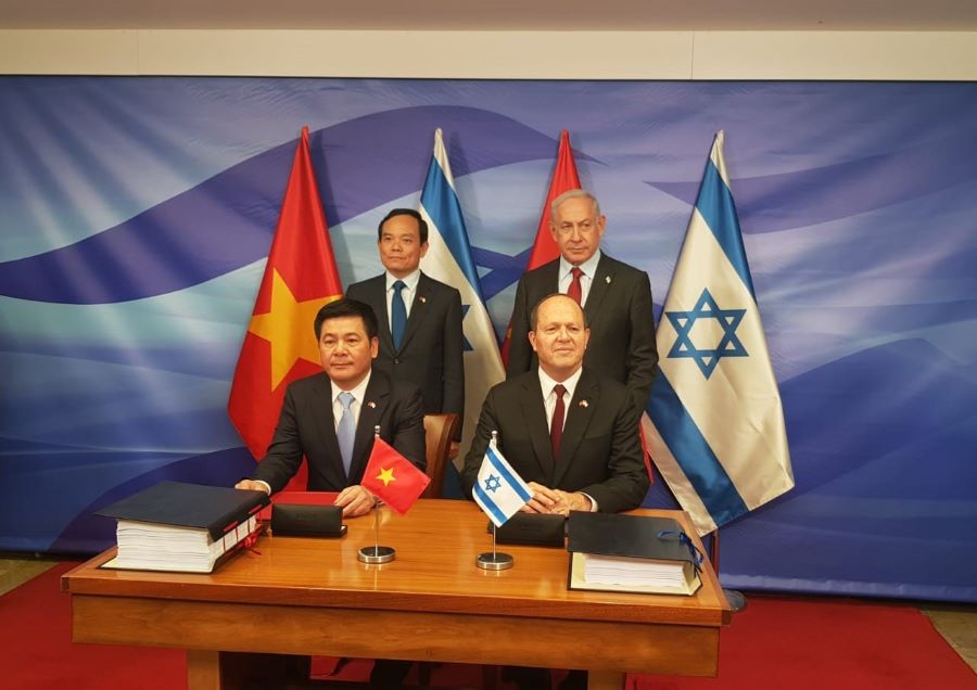 Phó Thủ tướng Trần Lưu Quang và Thủ tướng Israel Benjamin Netanyahu chứng kiến lễ ký kết Hiệp định thương mại tự do Việt Nam-Israel (VIFTA)