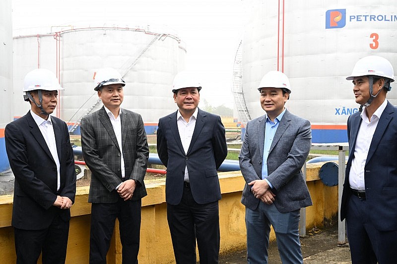 Bộ trưởng Nguyễn Hồng Diên kiểm tra công tác chuẩn bị tại kho xăng dầu Đức Giang