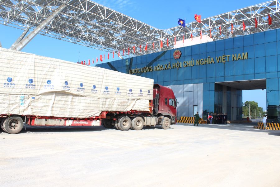 Hơn 56 tấn hàng hóa đã được thông quan qua Cửa khẩu quốc tế cầu Bắc Luân II, TP Móng Cái, tỉnh Quảng Ninh trong ngày mùng 3 Tết.