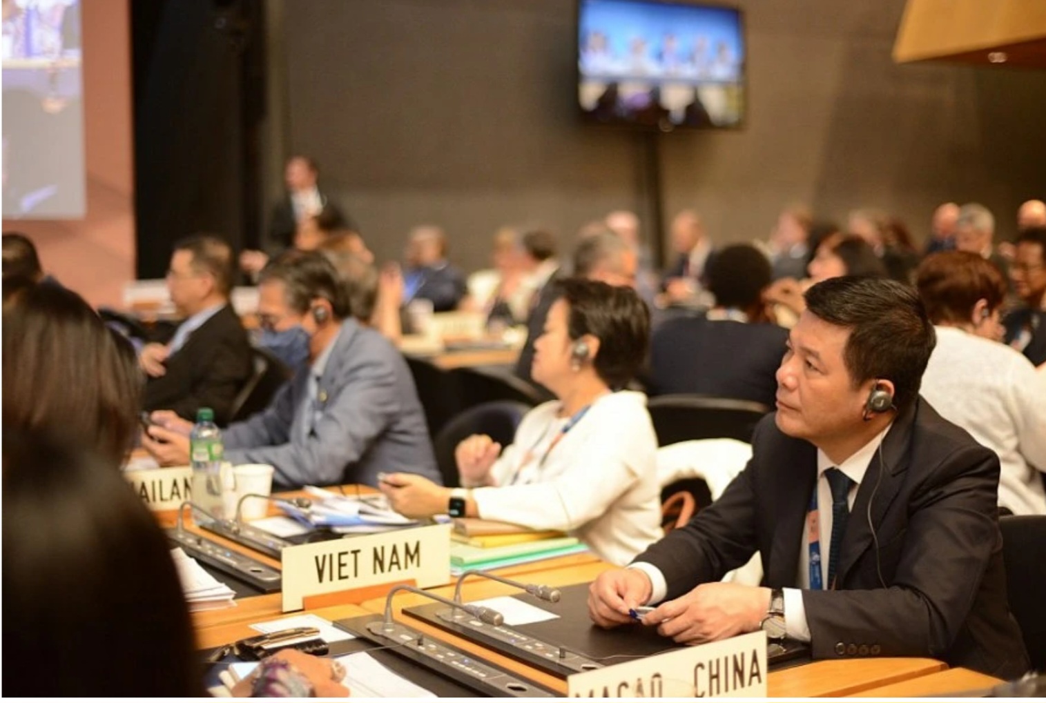 Bộ trưởng Công thương Nguyễn Hồng Diên tại Hội nghị Bộ trưởng WTO lần thứ 12 (MC12), tại Geneva, Thụy Sỹ.