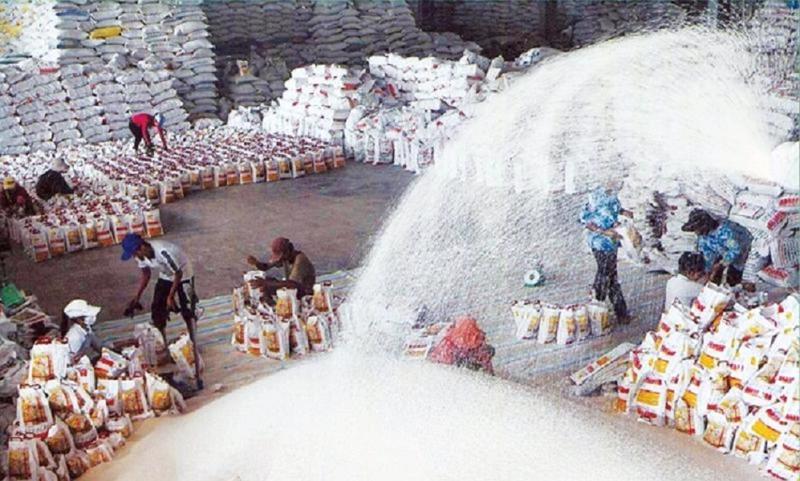 gạo 5% tấm của Việt Nam được chào bán với giá từ 590 - 595 USD/tấn, so với mức 585 USD/tấn của một tuần trước đó.