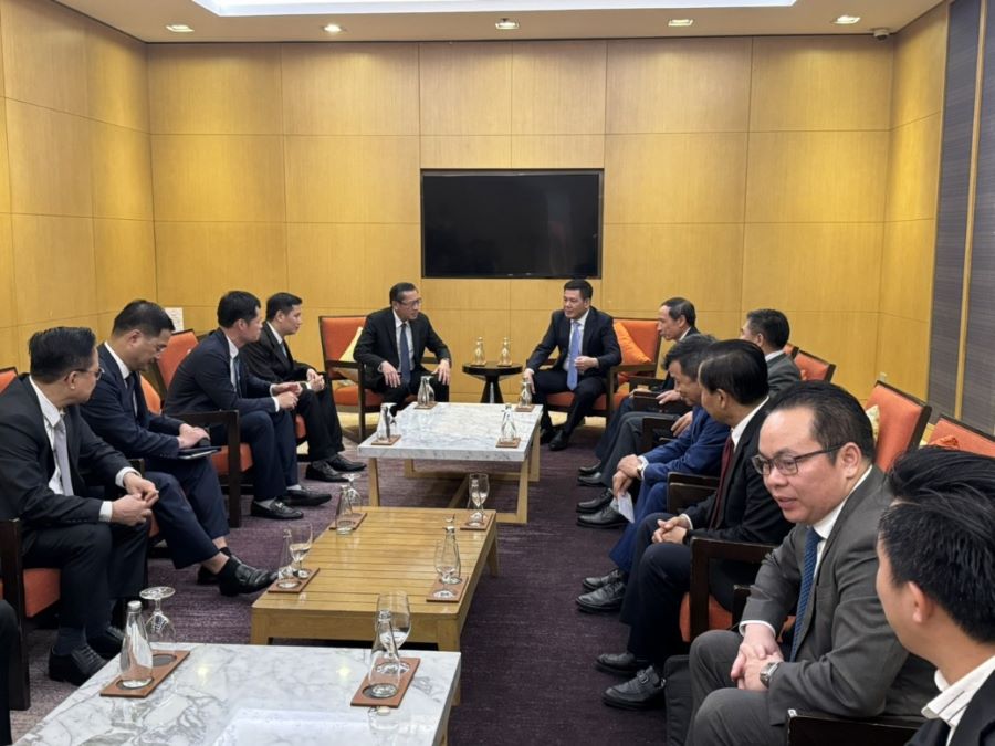 Bộ trưởng Bộ Công Thương Nguyễn Hồng Diên và Bộ trưởng Bộ Năng lượng và Mỏ Lào Phosay Sayasone trao đổi trước hội đàm