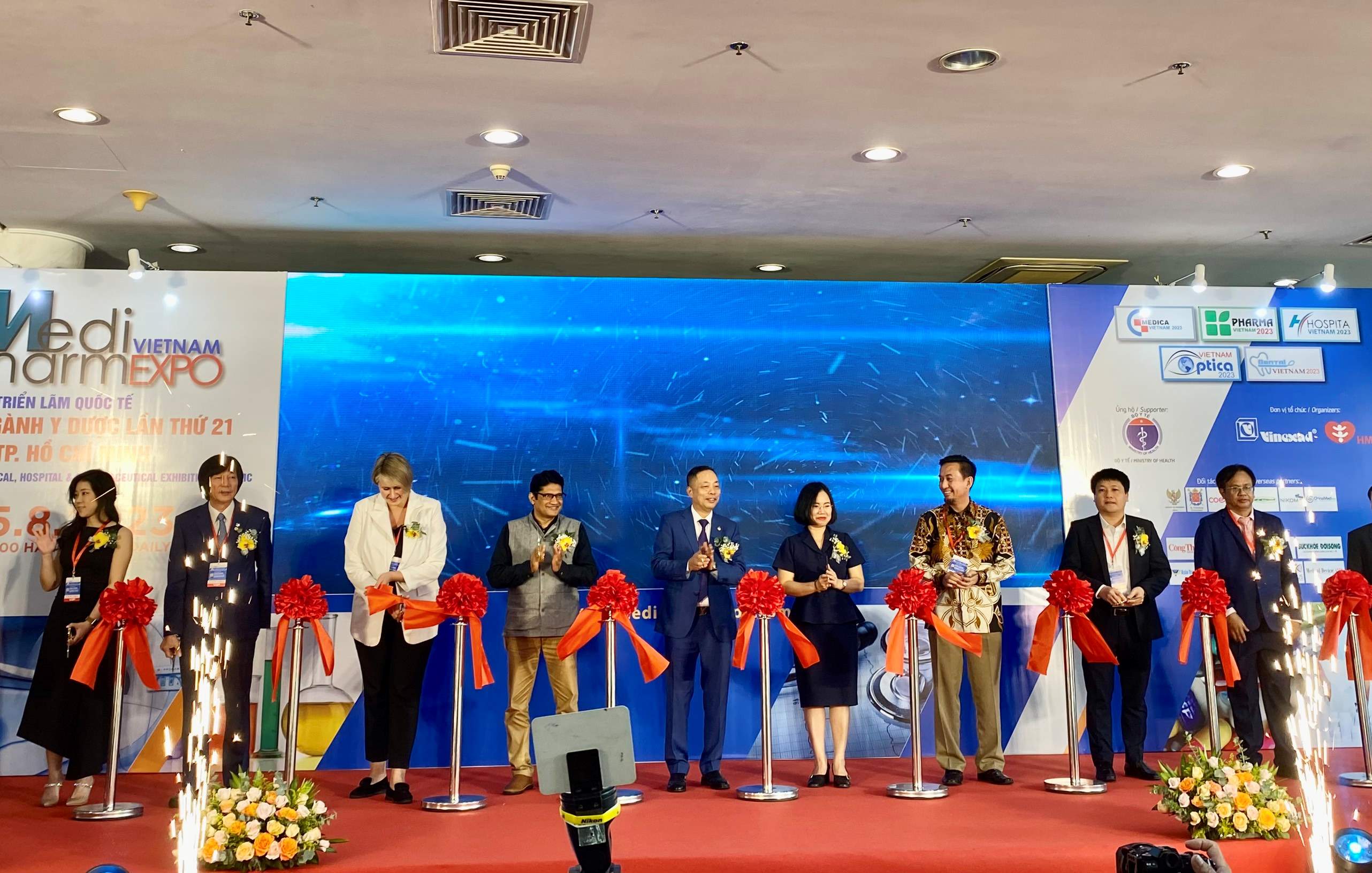 Lễ cắt băng khai mạc Triển lãm Quốc tế chuyên ngành Y dược lần thứ 21 (Vietnam Medipharm Expo 2023).