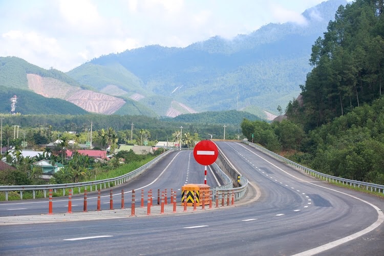 Ban Quản lý Dự án đường Hồ Chí Minh đang gấp rút hoàn tất những công việc cuối cùng để thông xe tuyến đường này.