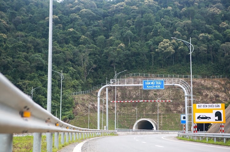 Cao tốc La Sơn – Tuý Loan nối hai địa phương là Đà Nẵng và Thùa Thiên Huế.